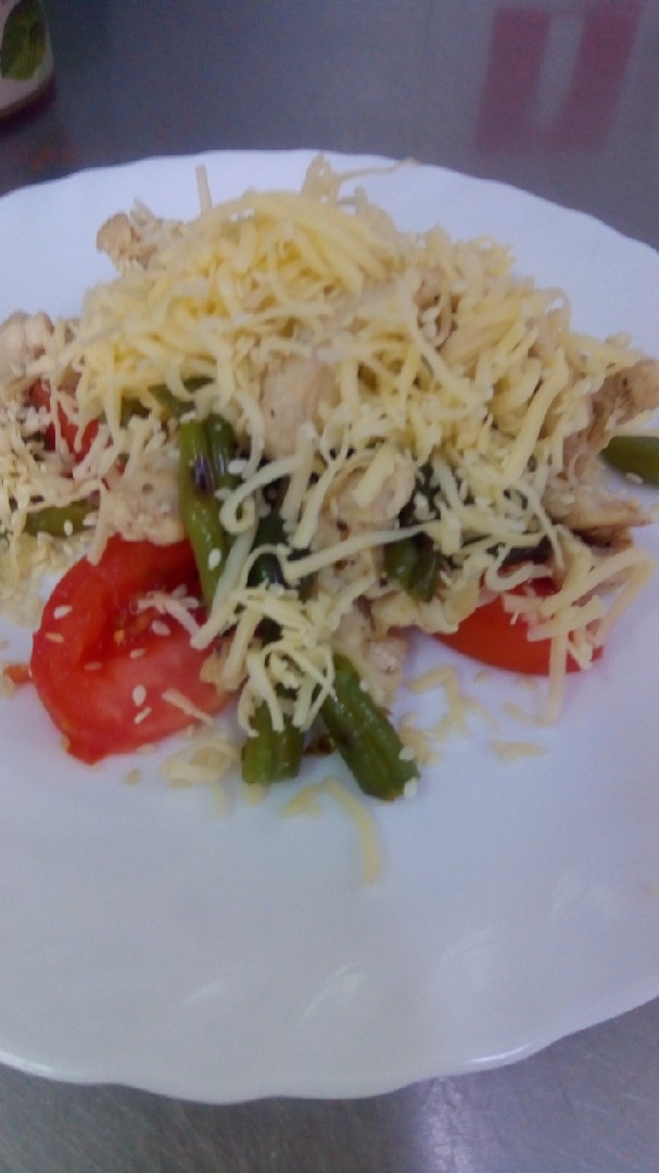 Салат с курицей и спаржевой фасолью