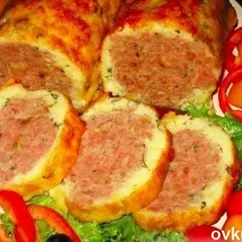 Мясной рулет в сырно-картофельной оболочке