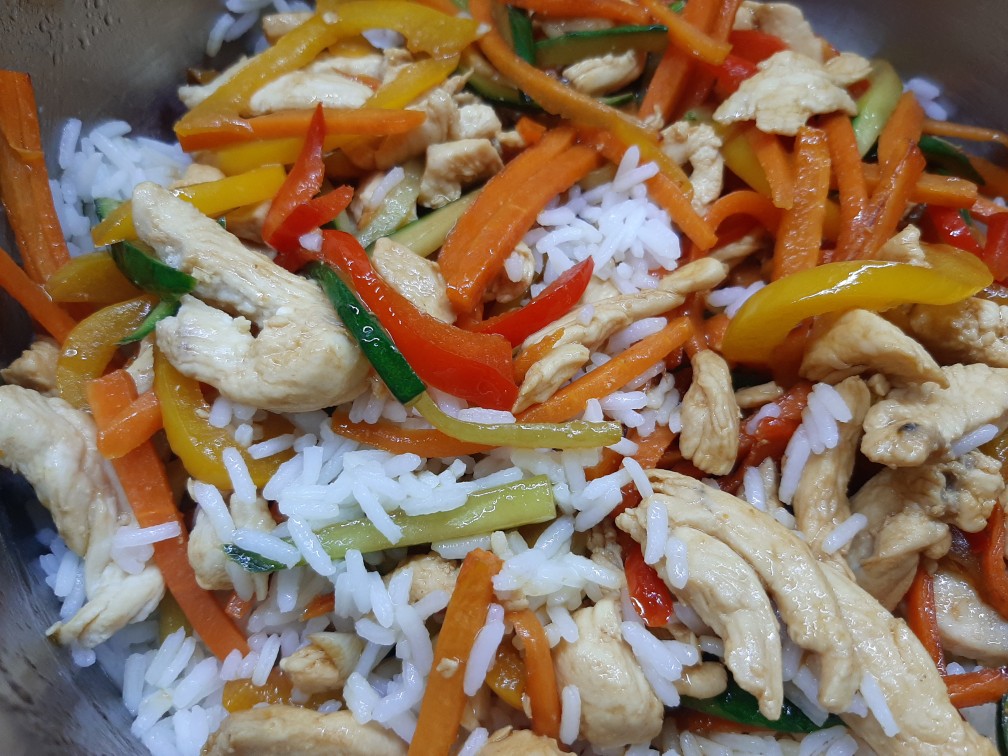 Идеальное блюдо на ужин: рецепт риса с курицей и овощами на сковороде