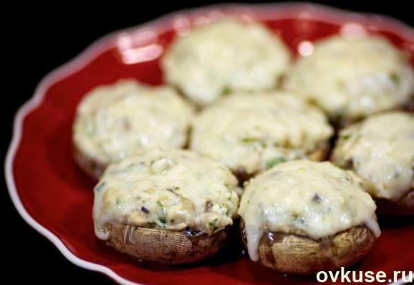 Шампиньоны с курицей и сыром