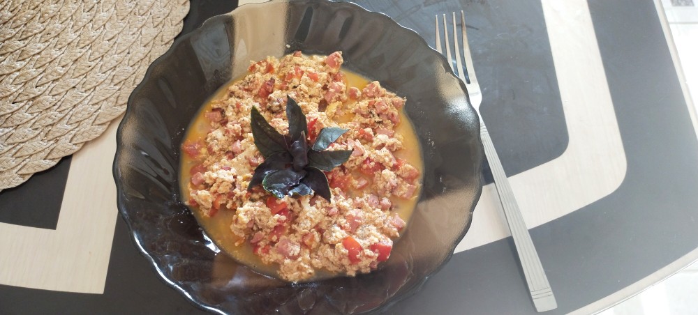Скрембл с помидорами и сосисками