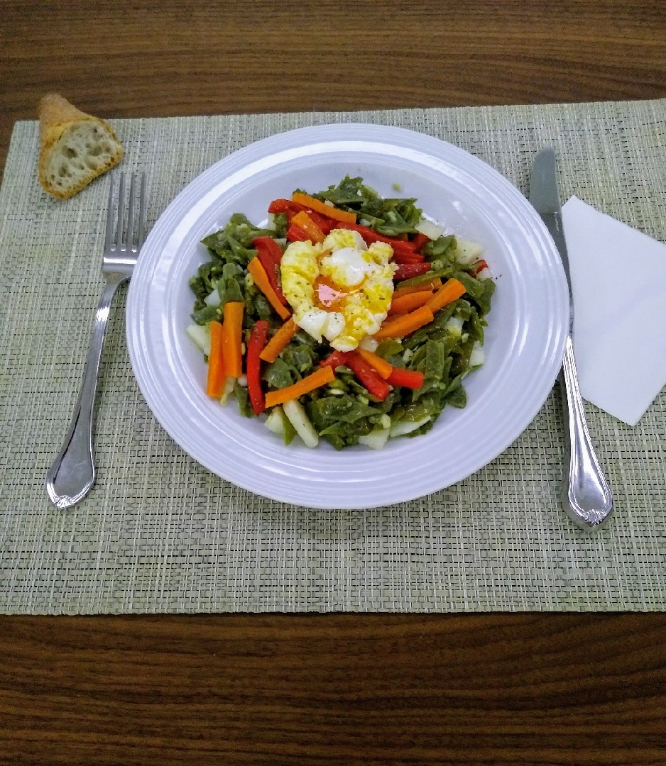 Яйцо с отваренными овощами