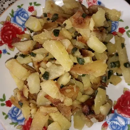 Жареная картошка с чесноком и зелёным луком