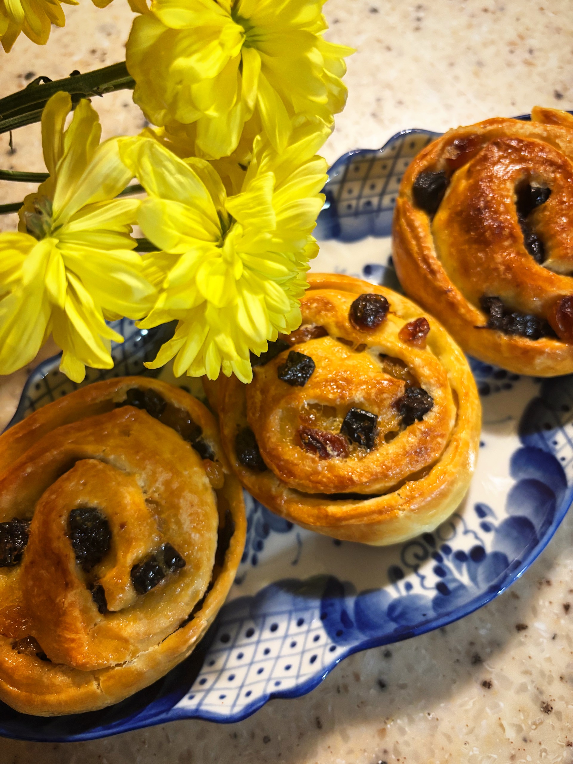 Булочки с черносливом и изюмом