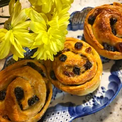 Булочки с черносливом и изюмом