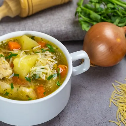 Диетический суп с куриным филе и вермишелью