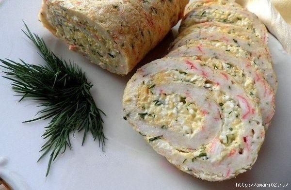 Закусочный рулет из крабовых палочек)