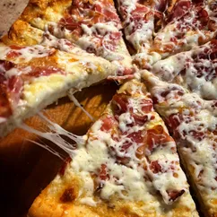 Пицца с беконом