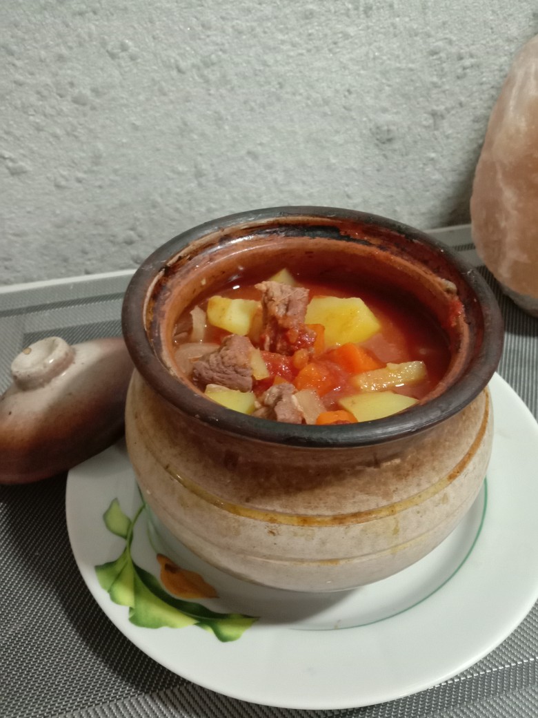 Мясо с овощами в горшочке