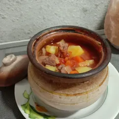 Мясо с овощами в горшочке