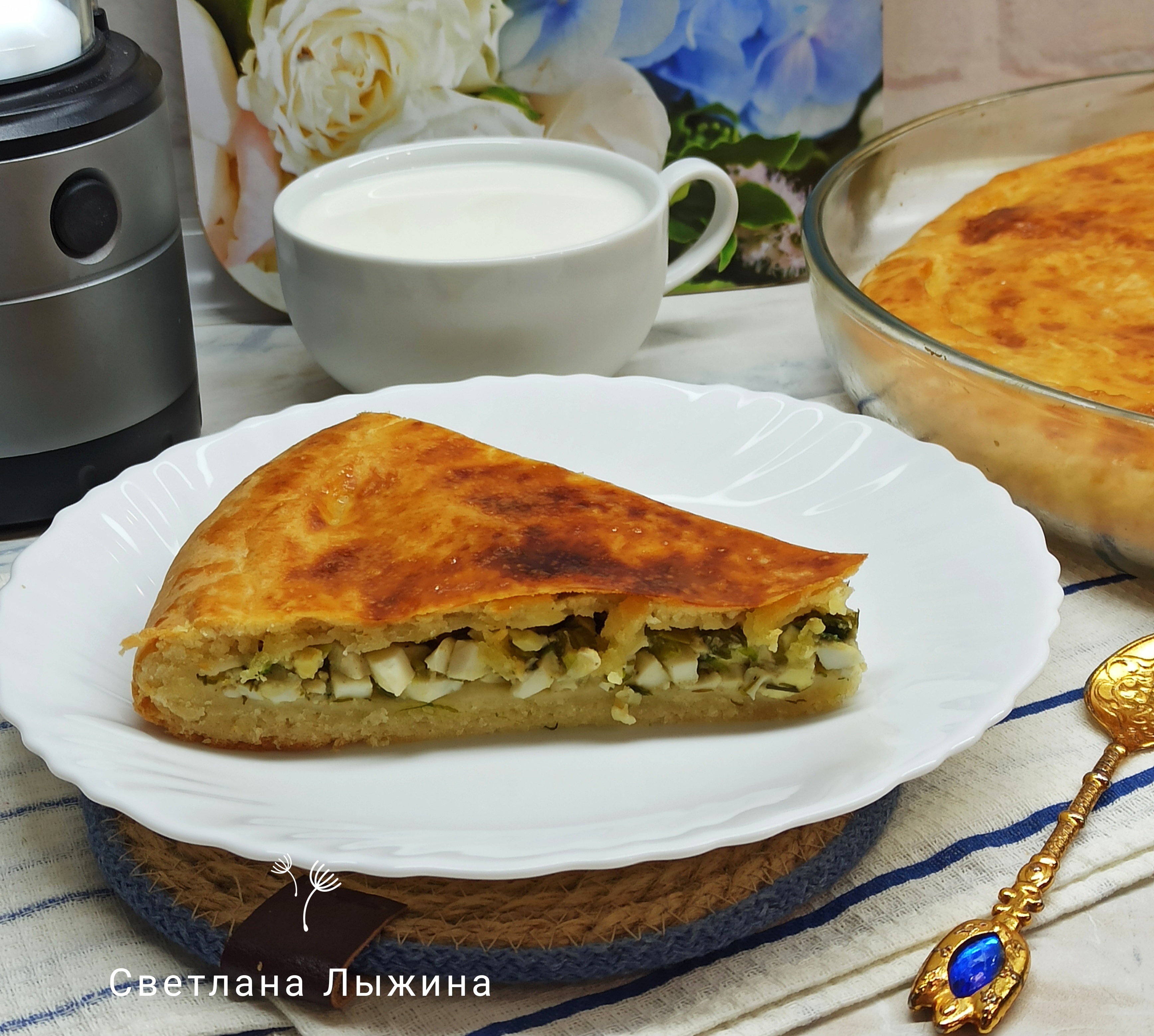 Пирог с зелёным луком и яйцом 