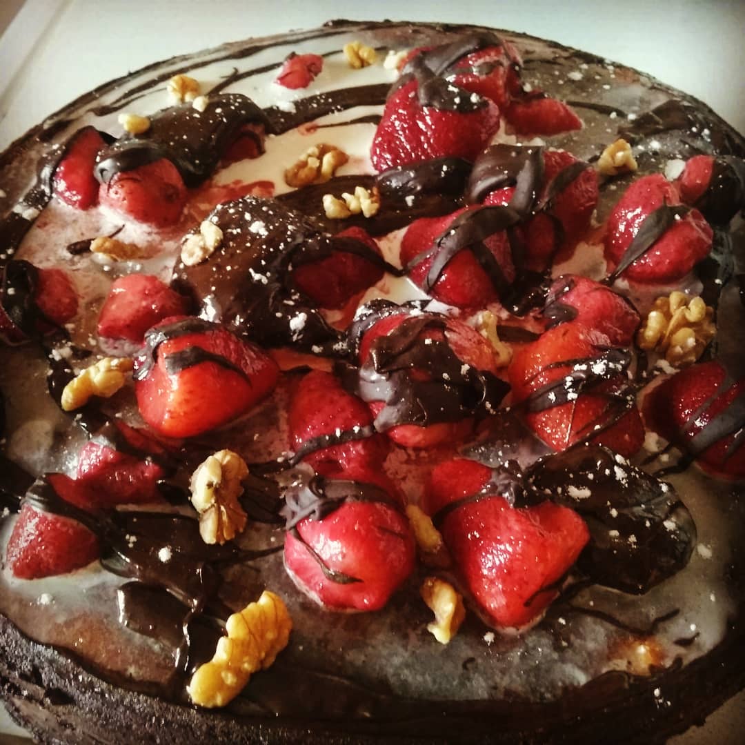 Шоколадный торт с клубникой, пошаговый рецепт на ккал, фото, ингредиенты - Лина