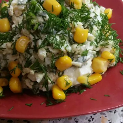 Салат из яиц с зеленью и кукурузой