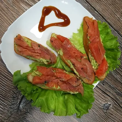 Бутерброды с рыбой и авокадо