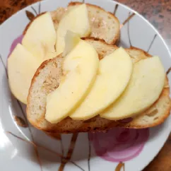 Гренки с арахисовой пастой и яблоком