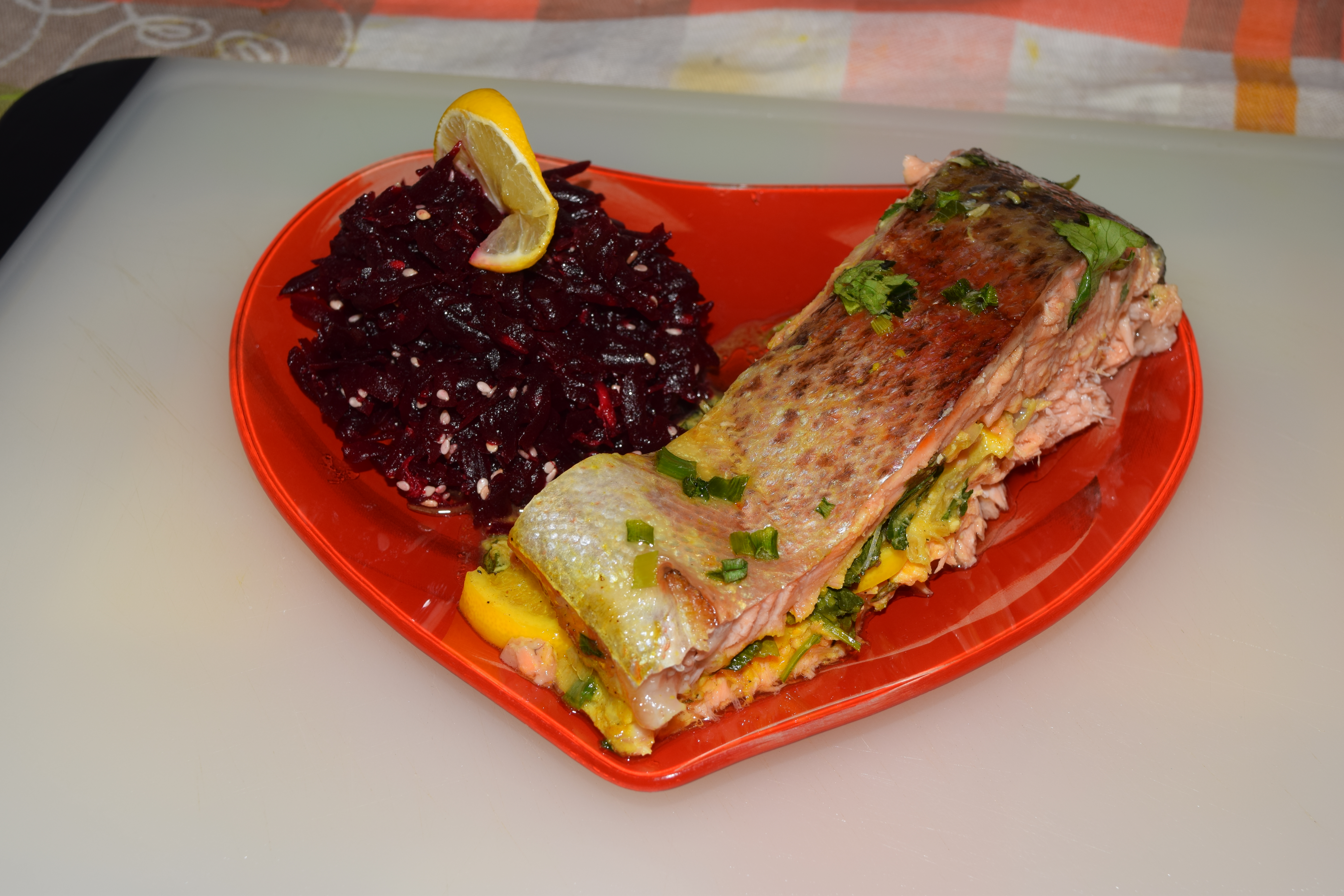 Запеченная форель с отварной свеклой