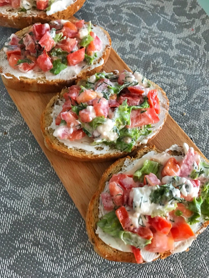 Хрустящие тосты с помидорами и брынзой 🥪🥖