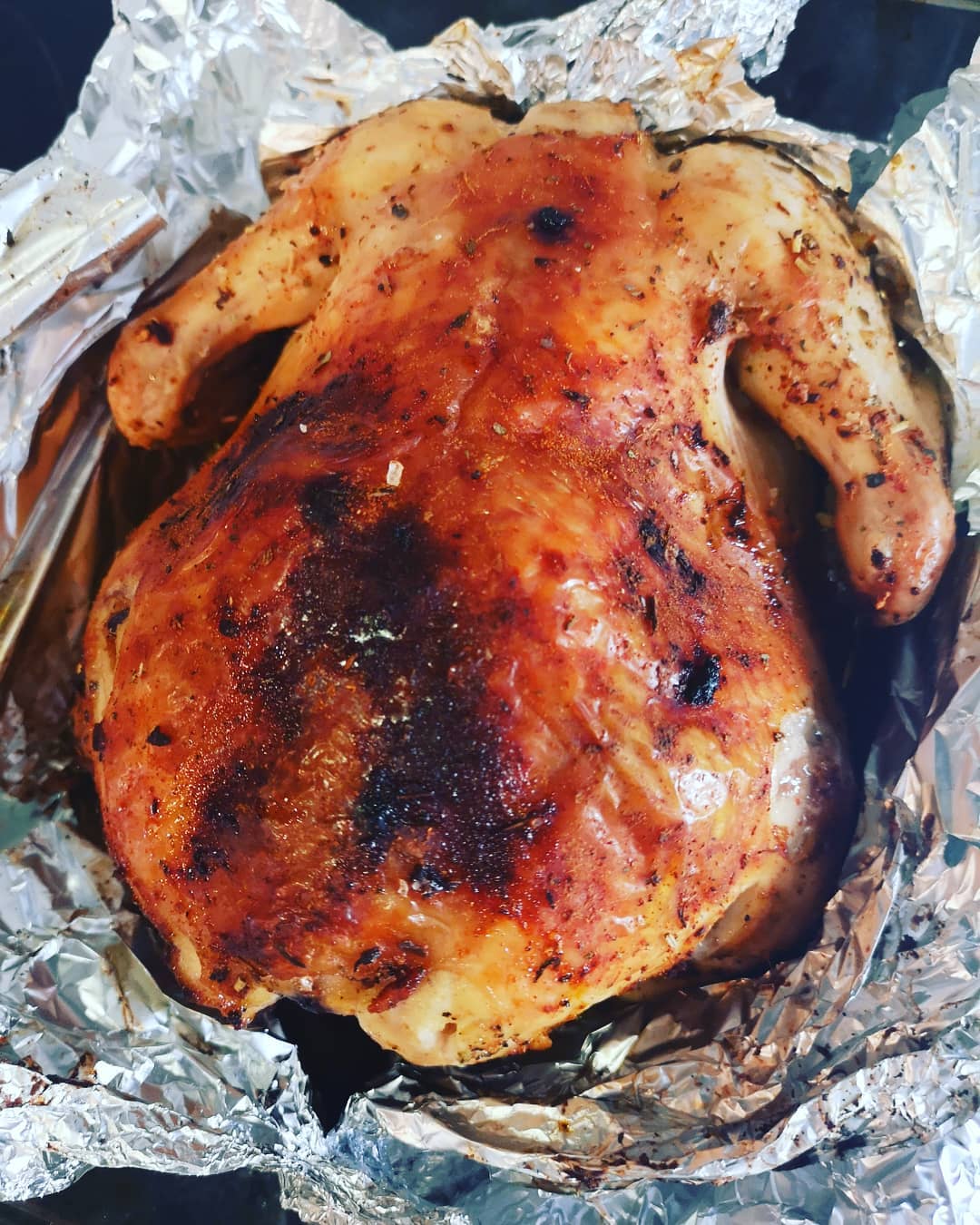 Курица, запечённая целиком в духовке с картошкой