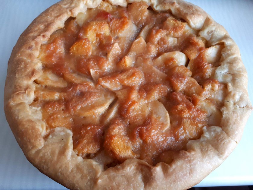 Пирог с абрикосами, персиками и яблоками