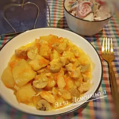 Картофель тушëный с курицей и грибами в мультиварке