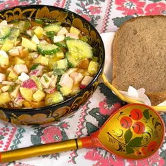 Окрошка на квасе с ветчиной. Традиционное русское летнее блюдо