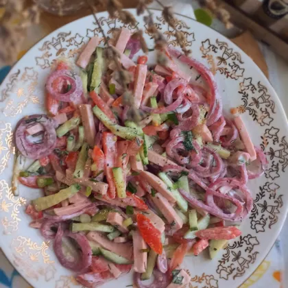 Салат с ветчиной, помидорами, огурцами и маринованным луком