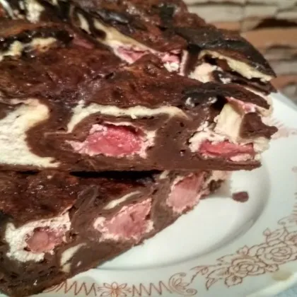 Шоколадный блинный пирог с творогом и клубникой