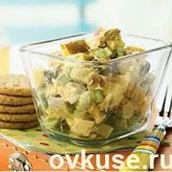 Салат из курицы, с фруктами и карри