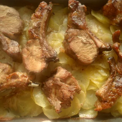 Свиные рёбра с картошкой в духовке