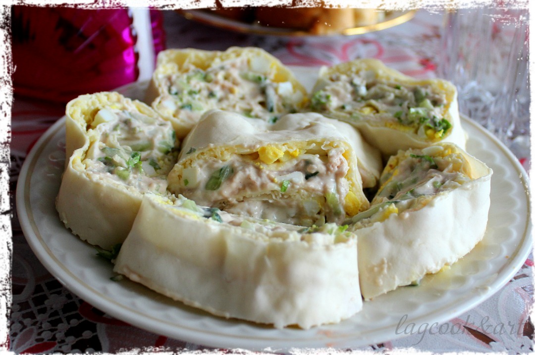 Слоёный салат с печенью трески и перцем: рецепт - Лайфхакер
