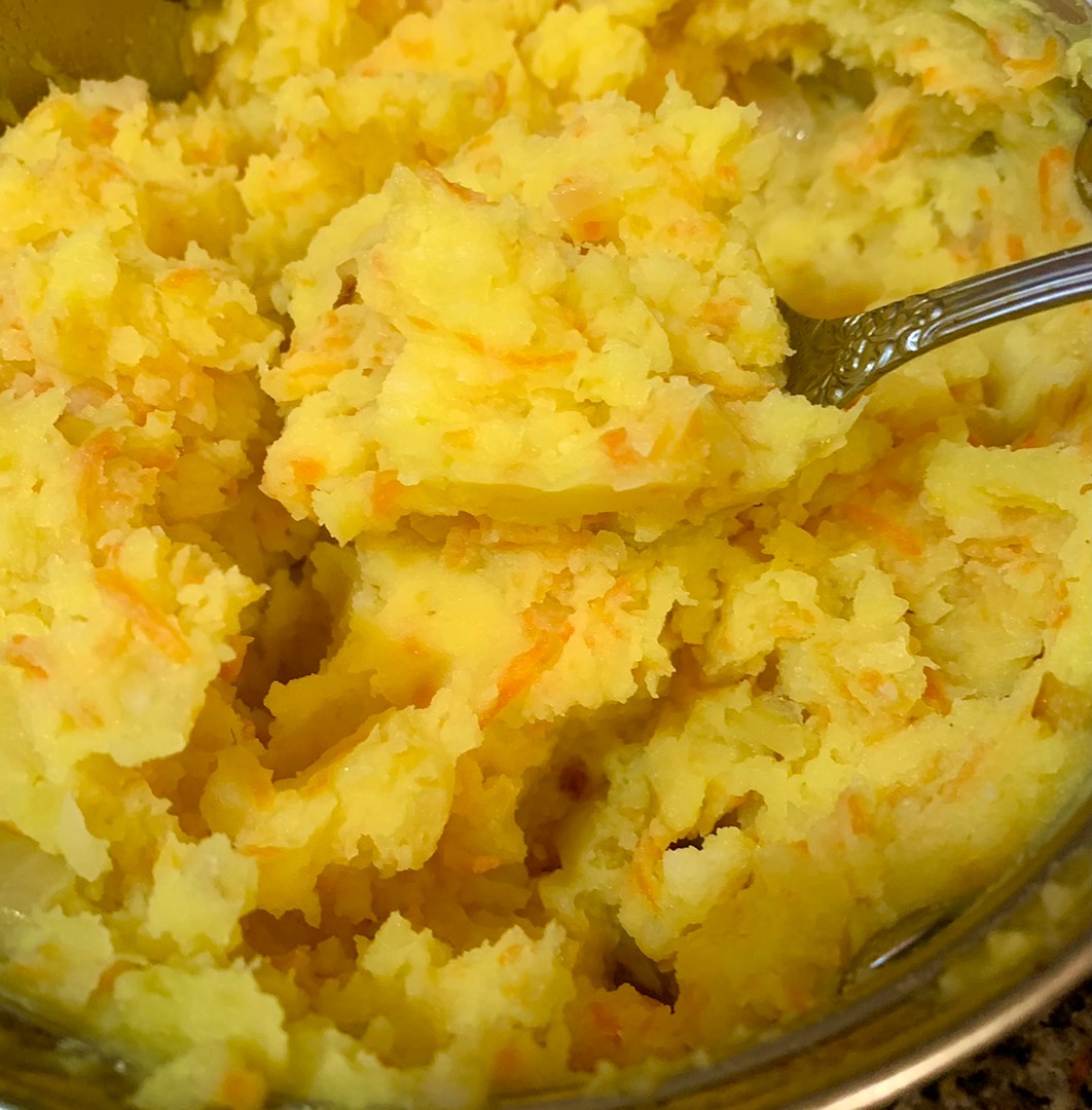 Картофельное пюре с обжаренным луком и морковью
