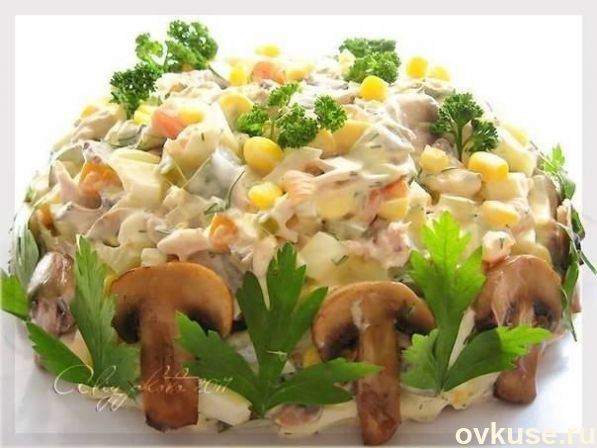 Салат с курицей, маринованными грибами и помидорами