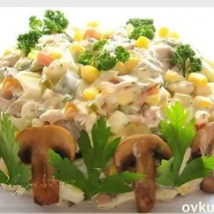 Салат с курицей, грибами и маринованными огурцами