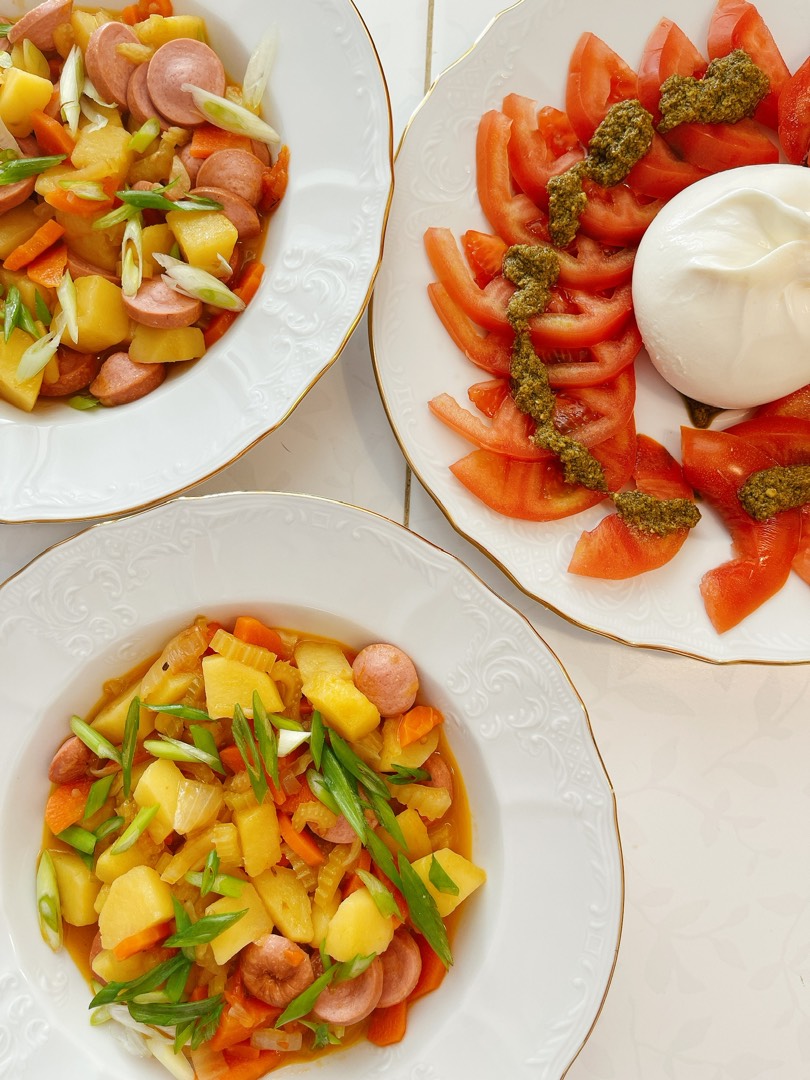 Тушеный картофель с сосисками и помидоры с бурратой