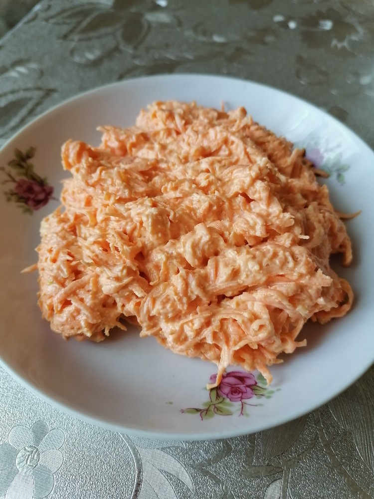 Салат из моркови с чесноком и яйцом