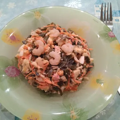 Морская капуста с острой морковью, креветками и крабовым мясом