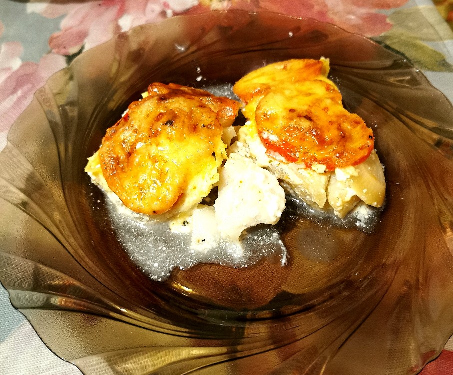 Филе трески под шубой из лука, помидора и сыра