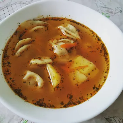 Вкусный суп с пельменями