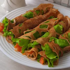 Кружевные блинчики с творожным сыром и сёмгой на листе салата 🥬