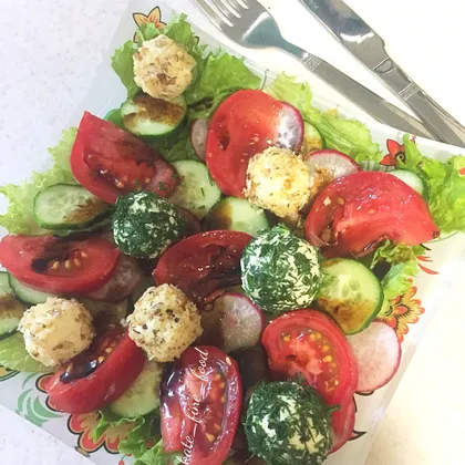 Овощной салат с творожными шариками