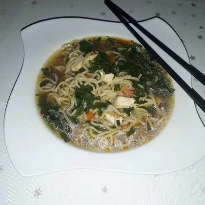 Китайский суп с лапшой и шпинатом