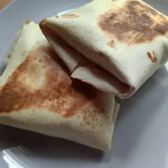 Тортилья с сосисками и сыром