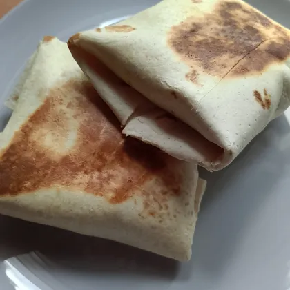 Тортилья с сосисками и сыром