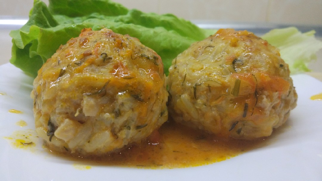 Мясные тефтели с рисом в подливе из томатного соуса