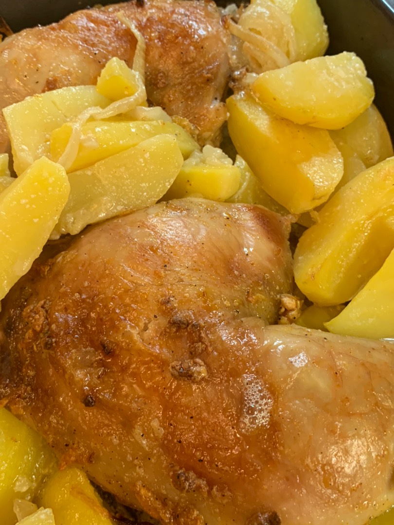 Запечённая курица с картошкой в сметанно-чесночном соусе