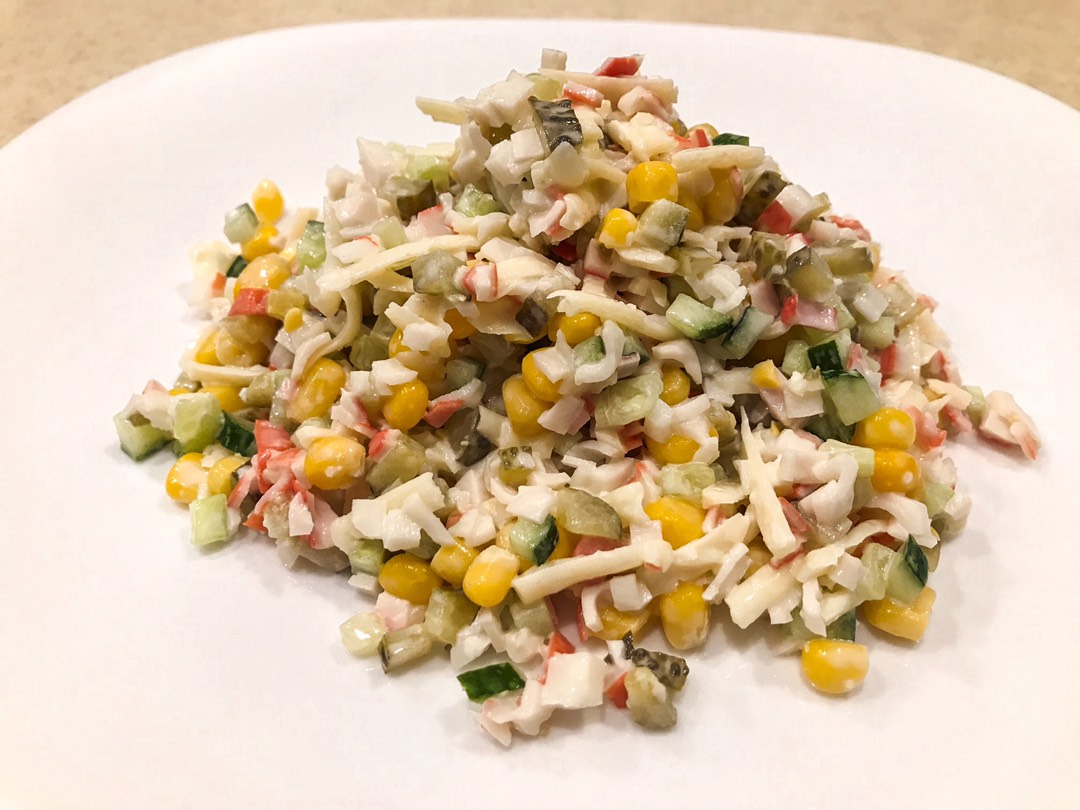 Салат с крабовыми палочками и сыром
