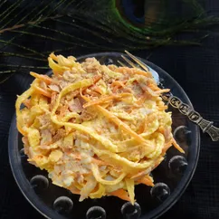 Салат с тунцом, яичными блинчиками, сыром и морковкой