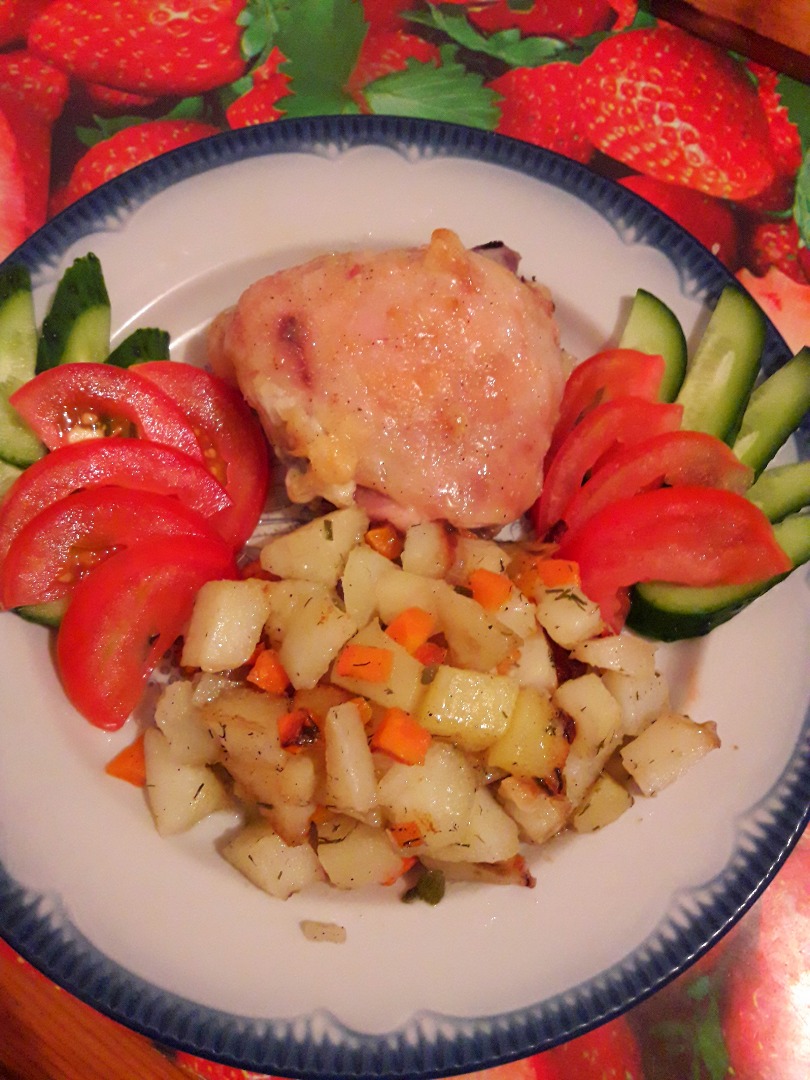 Курочка с чесноком и картошка, запеченые в духовке