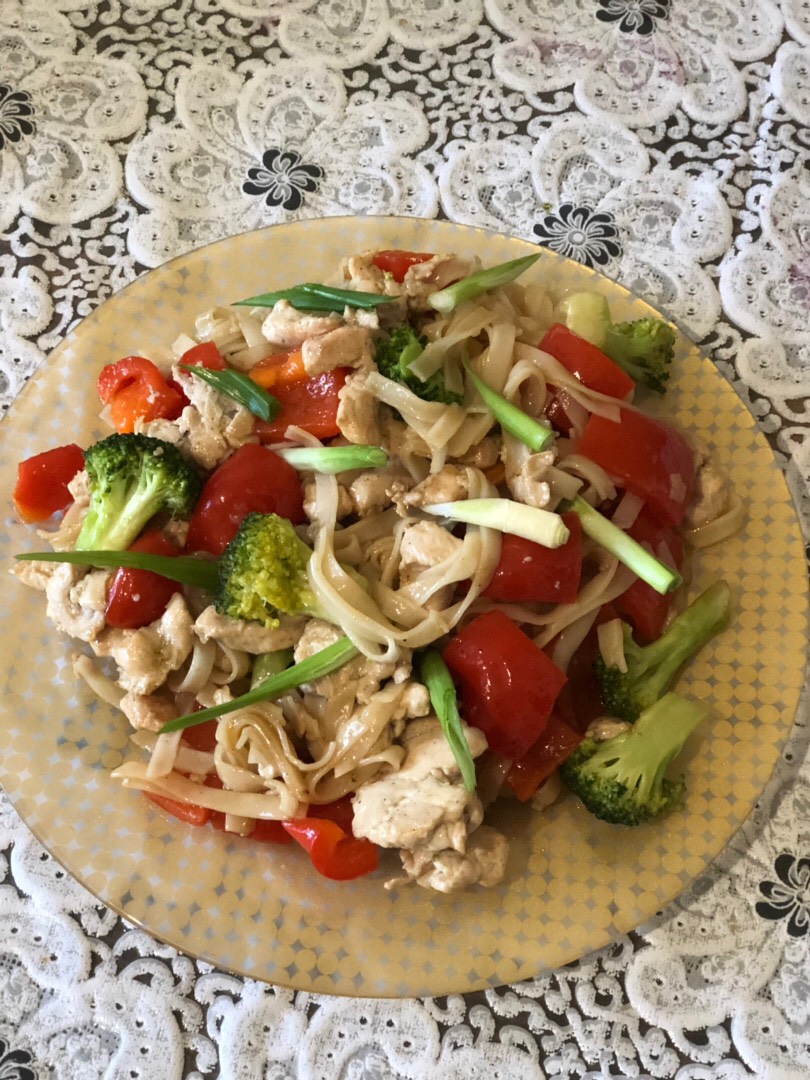 Вок лапша с овощами и курицей