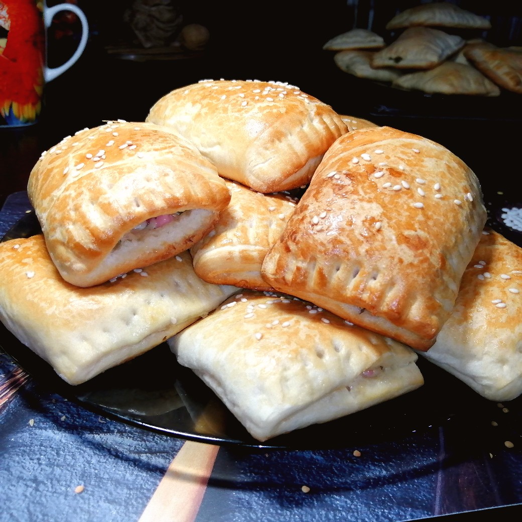 Слойки с сыром и сосисками – пошаговый рецепт приготовления с фото